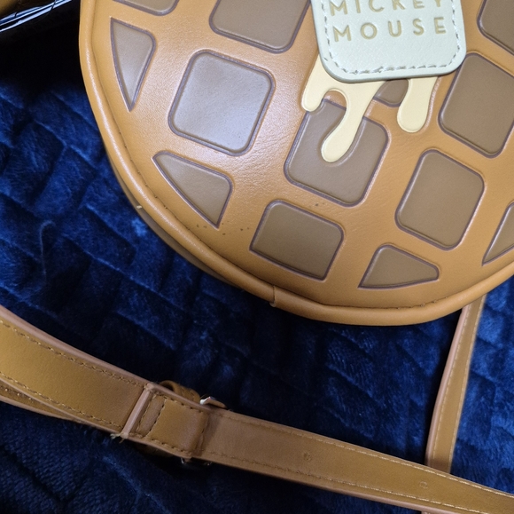 Bioworld Waffle Mickey Mouse Crossbody Bag New With Tags - Picture 17 of 17